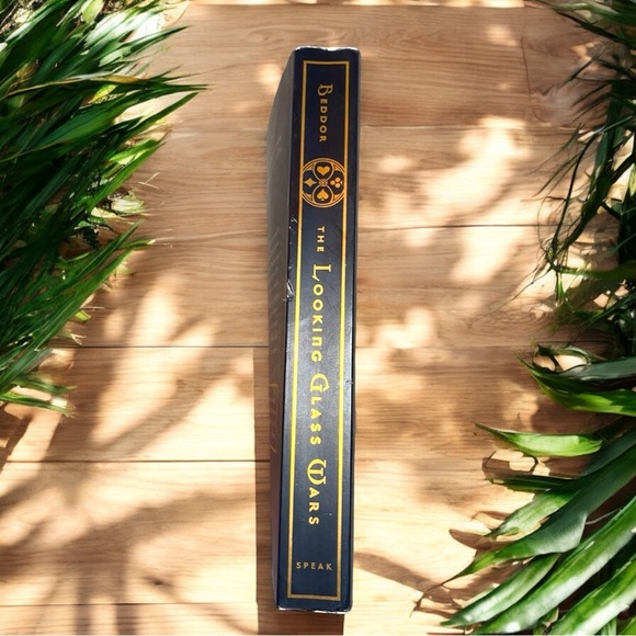 The Looking Glass Wars by Frank Beddor – Paperback - Picture 3 of 7